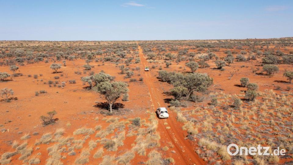 Ein Autos auf einem Wüstenpfad im Pilungah-Reservat in Queensland. Umweltschützer versuchen, verbrannte und zerstörte Landschaften wieder grün zu machen - auch mit Hilfe von Drohnen. Bild: Peter Wallis/Bush Heritage Australia/dpa