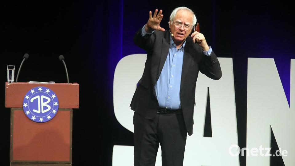 Bei der 10. Amberger Lach-Nacht im Amberger Stadttheater beweist Bruno Jonas einmal mehr, dass er der Alt-Meister des politischen Kabaretts ist. Bild: Wolfgang Steinbacher