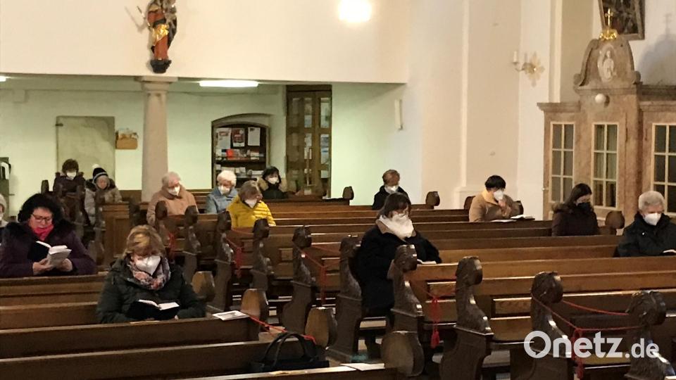 Bei einer Andacht des Frauenbundes in Kulmain mussten sich die Besucher Impulsfragen beantworten. Bild: ak