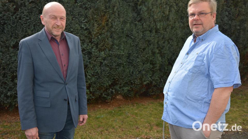 Peter Zettelmann (rechts), Wirt des ATS-Sportheims, hatte die Idee zur Organisation eines Benefizkonzerts. ATS-Vorstandsmitglied Peter Haibach freut sich über die Initiative. Bild: jr