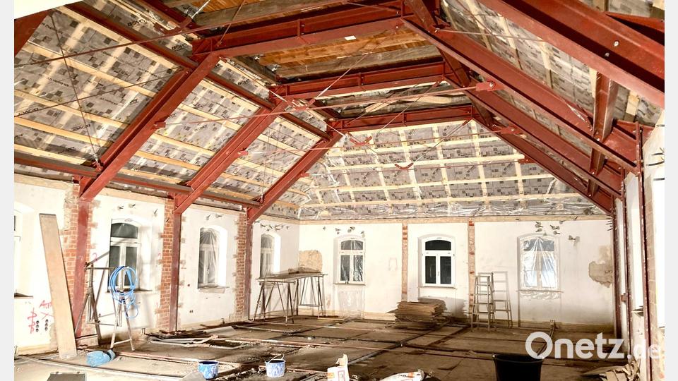 Dass der Hahnbacher Pfarrsaal einmal sehr ansprechend wird, lässt sich heute schon erahnen. Bild: mma