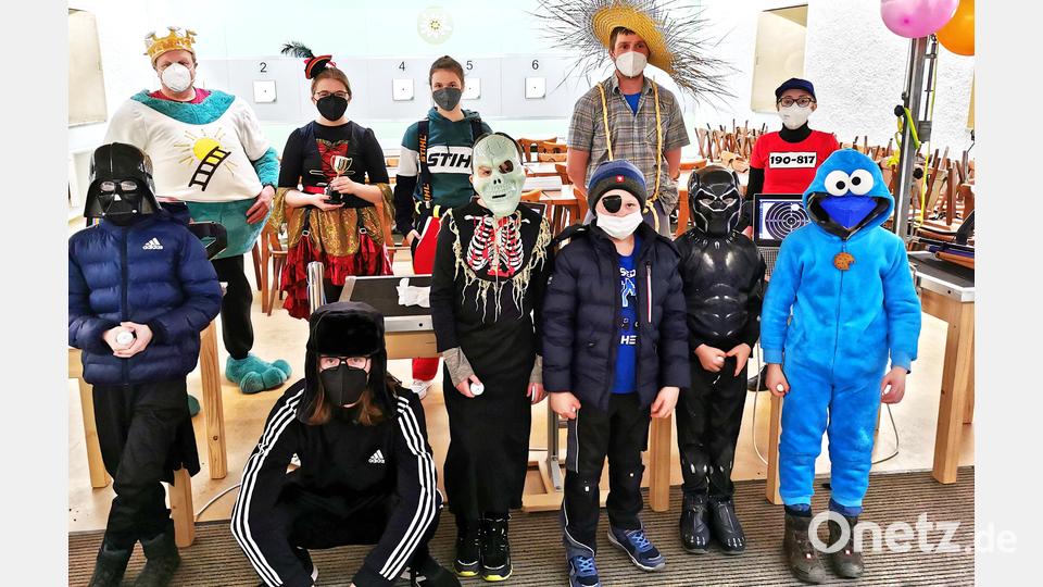 Maskenprämierung bei der Faschingsgaudi für die Kinder und Jugendlichen des Schützenverein. Mit auf dem Bild Schützenvorsitzender Bernhard Wenning (hinten links) und Vorstandsmitglied Bernhard Schmidt (hintere Reihe, Zweiter von rechts). Bild: njn