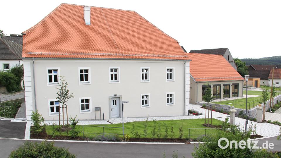 Das neue Pfarrheim St. Martin in Niedermurach war Ziel des Besuchs von Bischof Rudolf Voderholzer. Die beiden Gebäude haben eine ausgezeichnete Ökobilanz aufzuweisen. Bild: Josef Böhm