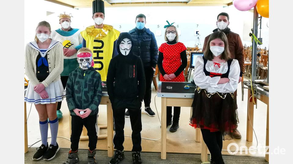 Maskenprämierung bei der Faschingsgaudi für die Kinder und Jugendlichen des Schützenverein. Mit auf dem Bild Schützenvorsitzender Bernhard Wenning (hinten links). Bild: njn