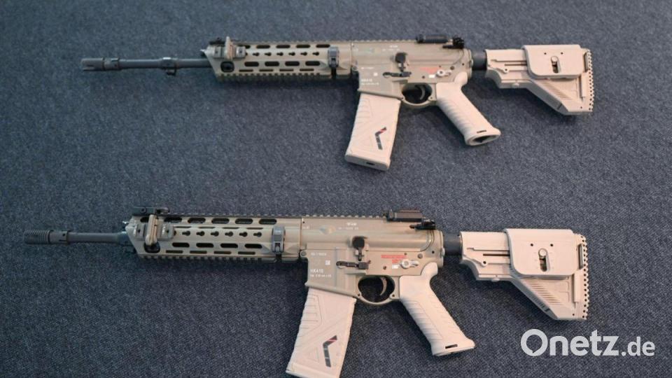 Zwei Sturmgewehre HK 4-16 des Waffenherstellers Heckler und Koch in der Firmenzentrale in Oberndorf. Bild: Bernd Weißbrod/dpa