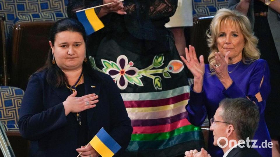 Die ukrainische Botschafterin in den Vereinigten Staaten, Oksana Markarova, ist US-Präsident Joe Bidens Gast bei seiner ersten Rede zur Lage der Nation. Neben ihr steht First Lady Jill Biden. Bild: J. Scott Applewhite/Pool via AP/dpa