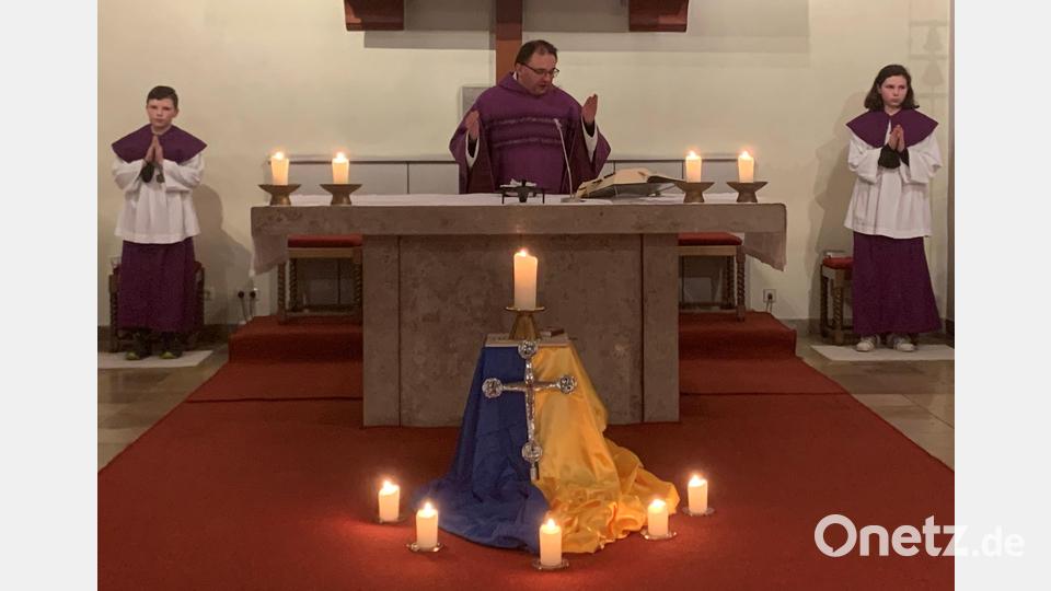 Pfarrer Markus Bruckner gestaltete zusammen mit den Ministranten im Anschluss an den Friedens-Rosenkranz die Heilige Messe zum Aschermittwoch mit Auflegung des Aschenkreuzes . Bild: mez
