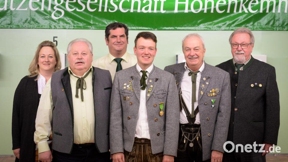 Die neue Vorstandschaft der SG Edelweiss Hohenkemnath. (v.l.) Schriftführerin Evi Schinhammer, 2. Schützenmeister Josef Hirsch, Kassier Andreas Brückmann, Schützenmeister Johannes Wenkmann und der abgetretene Schützenmeister Hans Wenkmann zusammen mit Norbert Schmidt. Bild: Andreas Brueckmann