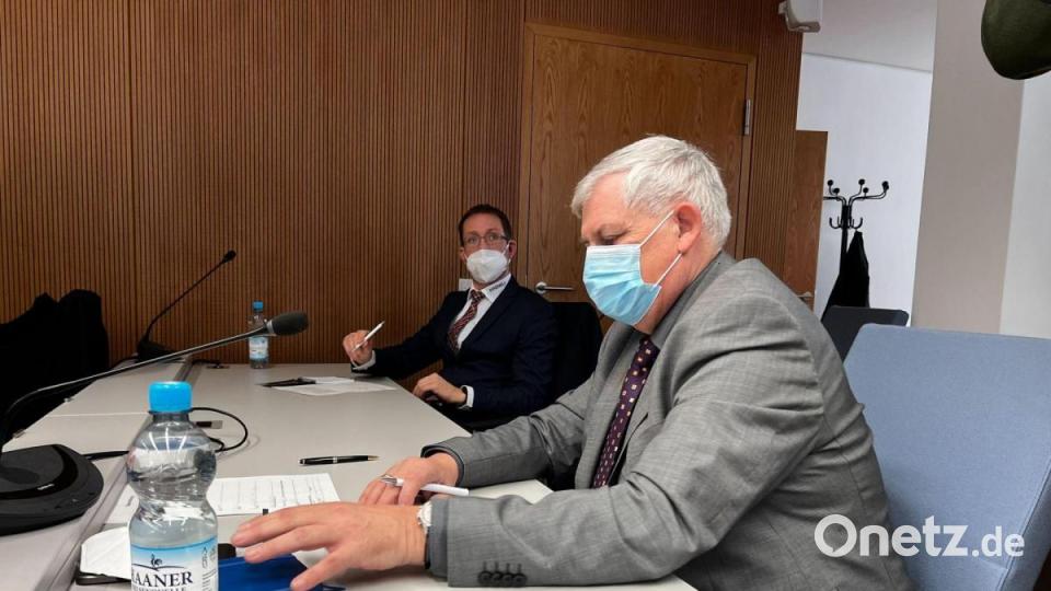 Olaf Sauer (r), Geschäftsführer von C.G.Haenel, und Swen Lahl, für Finanzen zuständiger Prokurist der Waffenfirma aus Suhl in Thüringen in einem Raum des Oberlandesgerichts. Bild: Wolf von Dewitz/dpa