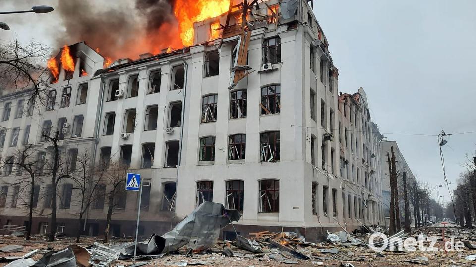 Ein Fakultätsgebäude der ukrainischen Uni in Charkiw brennt wegen eines russischen Raketenangriffs. Bild: Emergency Service Of Ukraine/PA Media/dpa