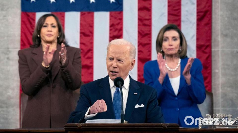 US-Präsident Joe Biden bei seiner ersten Rede zur Lage der Nation. Dahinter stehen Vizepräsidentin Kamala Harris (l) und Nancy Pelosi, Sprecherin des US-Repräsentantenhauses. Bild: Saul Loeb/Pool AFP via AP/dpa