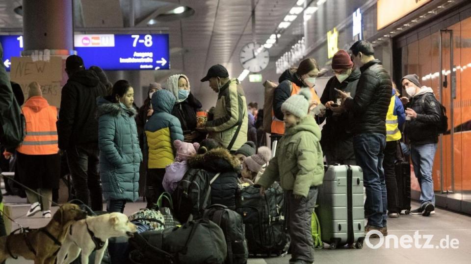 Flüchtlinge aus dem ukrainischen Kriegsgebiet warten im Hauptbahnhof Berlin. Bild: Paul Zinken/dpa