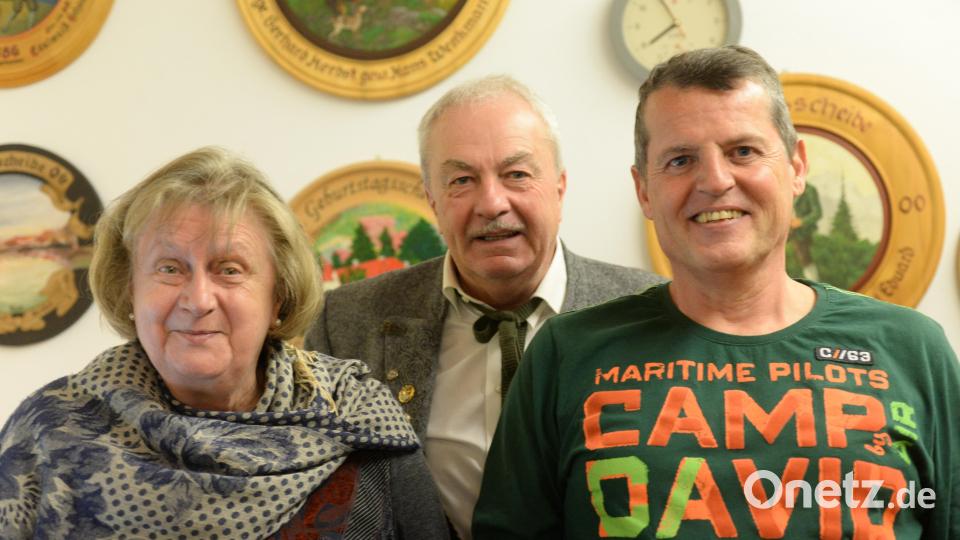 Verabschiedung der beiden Kassenprüfer durch Hans Wenkmann. Irmgard Wenkmann (links) hatte das Amt acht Jahre, Andreas Reindl (links) über 30 Jahre inne. Bild: Andreas Brueckmann