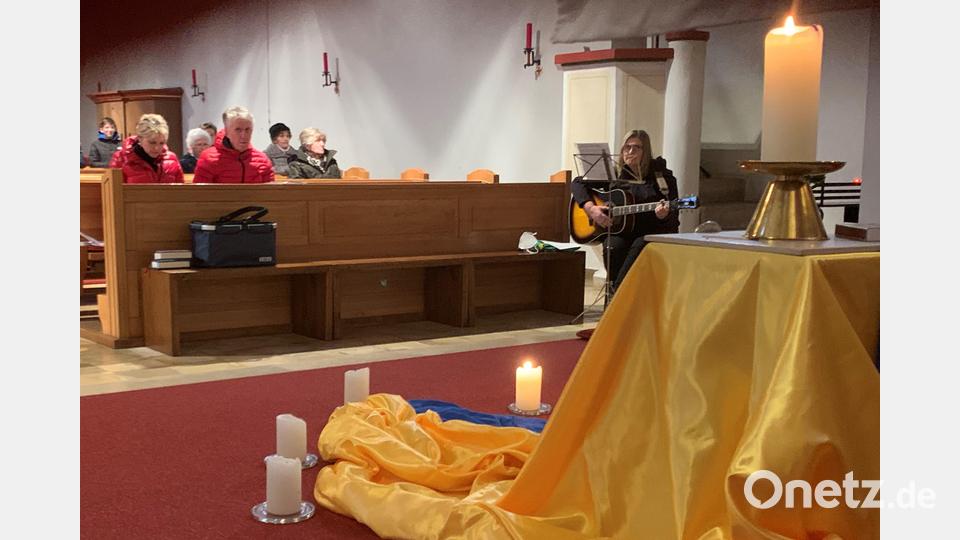 Eine brennende Kerze, die an das Leid und den Krieg in der Ukraine erinnert, stand im Mittelpunkt des Friedensrosenkranzes in der Herz-Jesu-Pfarrgemeinde. Bild: mez