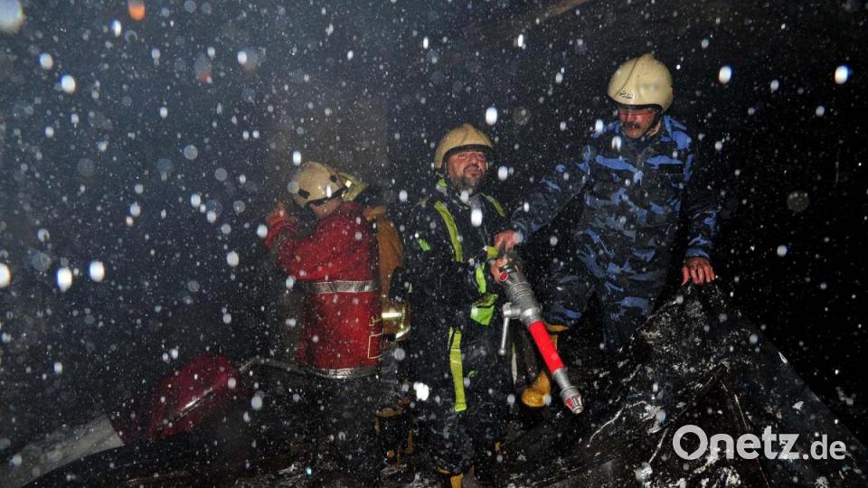 Feuerwehrleute sind im Einsatz, nachdem in einem Einkaufszentrum in der syrischen Hauptstadt Damaskus ein Feuer ausgebrochen ist. Bild: Ammar Safarjalani/XinHua/dpa