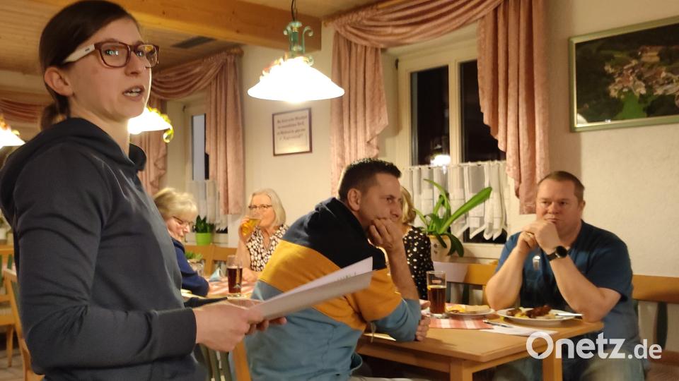 Vorsitzende Verena Frauenknecht stellt das Programm des Gartenbauvereins Schmidtstadt und Umgebung für das Jahr 2022 vor. Mit im Bild: (rechts) der Zweite Vorsitzende Oliver Herbst und Bürgermeister Roman Berr. Bild: ds