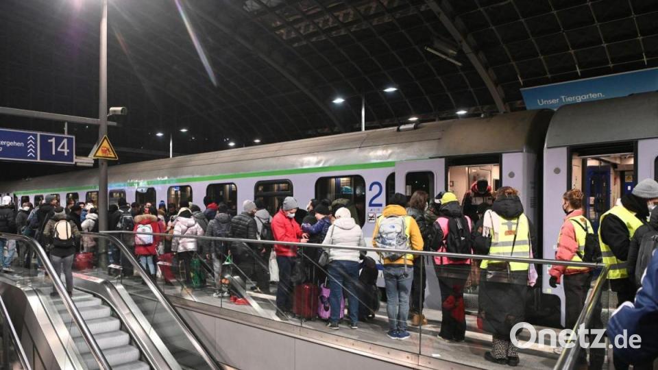 Geflüchtete Meneschen aus dem ukrainischen Kriegsgebiet stehen nach ihrer Ankunft am Berliner Hauptbahnhof. Bild: Paul Zinken/dpa