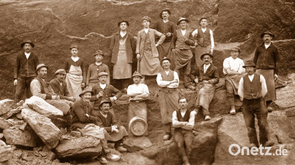 Die Gemeinde verfügt bereits über ein Archiv an alten Fotos wie diese Gruppenaufnahme von Steinbrechern und Steinhauern, sucht aber noch möglichst viele weitere. Bild: Gemeinde Flossenbürg/exb
