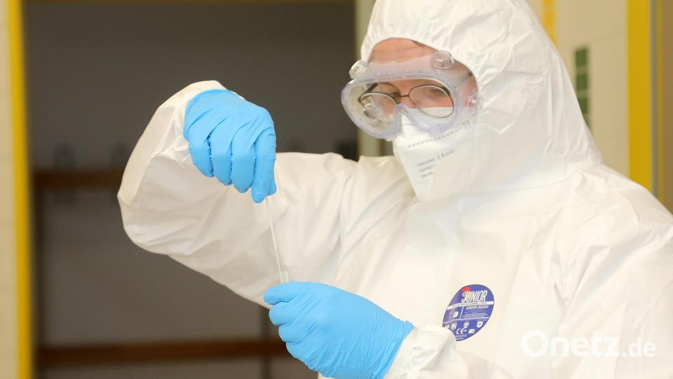 Ein ehrenamtlicher Helfer steckt ein Teststäbchen ins Röhrchen: Im Februar waren es rund 10.000 Corona-Schnelltests, die Bürger bei den BRK-Teststationen im ganzen Landkreis machen ließen. Archivbild: Wolfgang Steinbacher