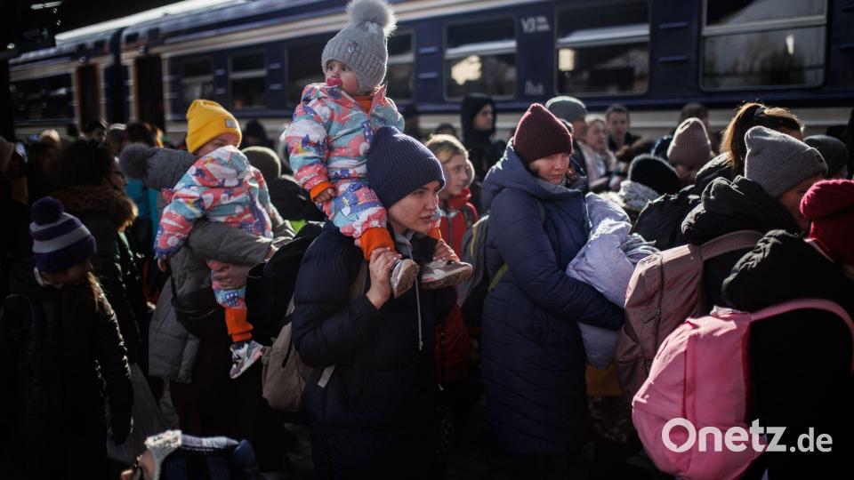 Eine Gruppe von Geflüchteten aus der Ukraine kommt am Bahnhof von Przemysl an. Bild: Alejandro Martínez Vélez/EUROPA PRESS/dpa