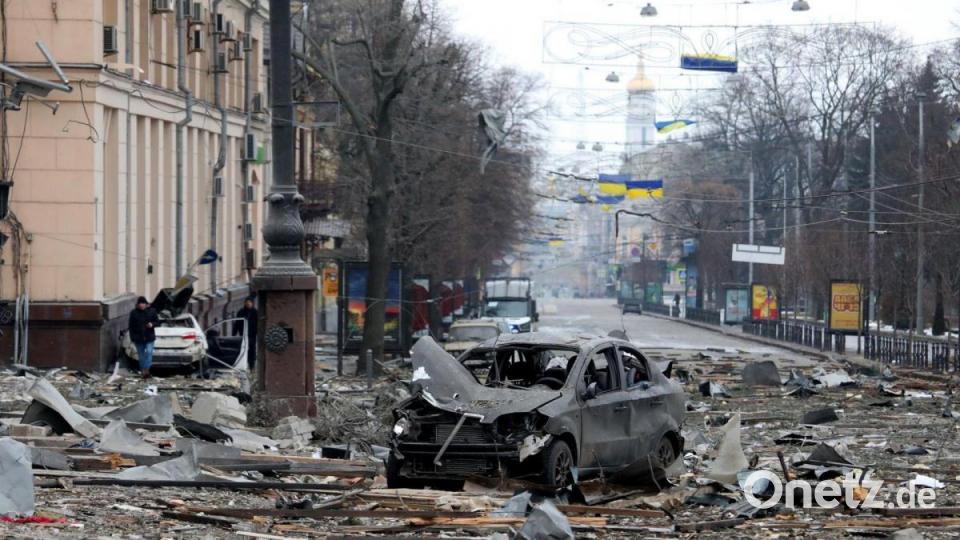 Ein ausgebranntes Autos in der Nähe des durch Angriffe zerstörten Gebäudes der regionalen Verwaltung von Charkiw. Bild: ---/Ukrinform/dpa