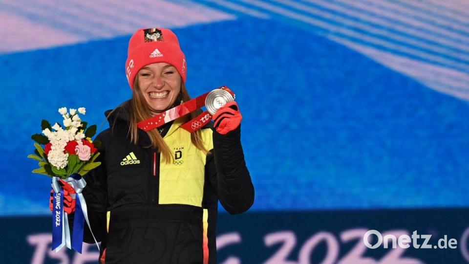 Skispringerin Katharina Althaus mit ihrer Silbermedaille. Bild: Angelika Warmuth/dpa