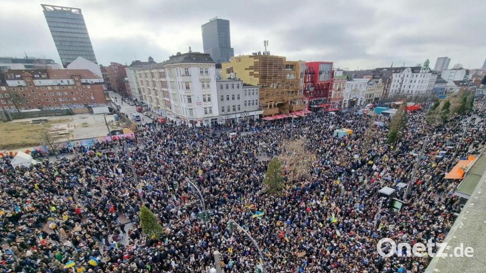 Mehrere tausend Demonstranten stehen bei einer Kundgebung auf dem Spielbudenplatz und der Reeperbahn im Stadtteil St. Pauli zusammen. Die Organisation Fridays for Future geht an diesem Donnerstag weltweit auf die Straße, um ihre Solidarität mit der Ukraine zu bekunden. Bild: Bodo Marks/dpa