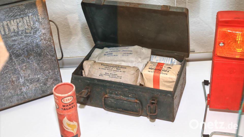 Ein Verbandskasten, befüllt mit Utensilien aus den 30er bis 50er Jahren. Bild: njn
