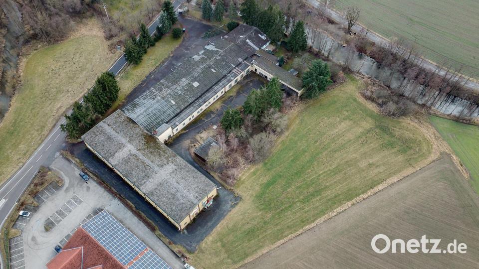 Das Bild zeigt das Areal im Ortsteil Luhe mit dem u-förmigen Gebäude und der Grünfläche von oben, auf dem die Ziegler-Group 25 bis 30 Einfamilienhäuser erreichten will. Bild: Ziegler-Group