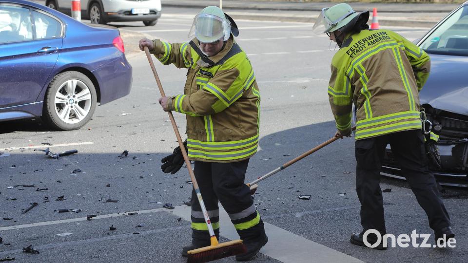 Amberger Feuerwehrleute reinigten die Unfallstelle. Bild: Wolfgang Steinbacher