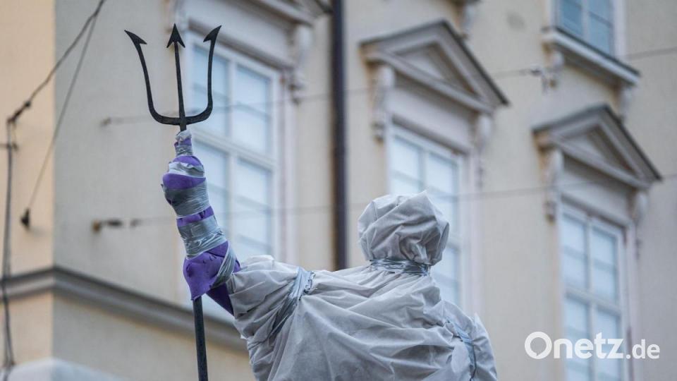 Eine Statue im Zentrum von Lwiw wurde zum Schutz vor Schäden durch einen möglichen russischen Angriff verhüllt. Bild: Pau Venteo/EUROPA PRESS/dpa