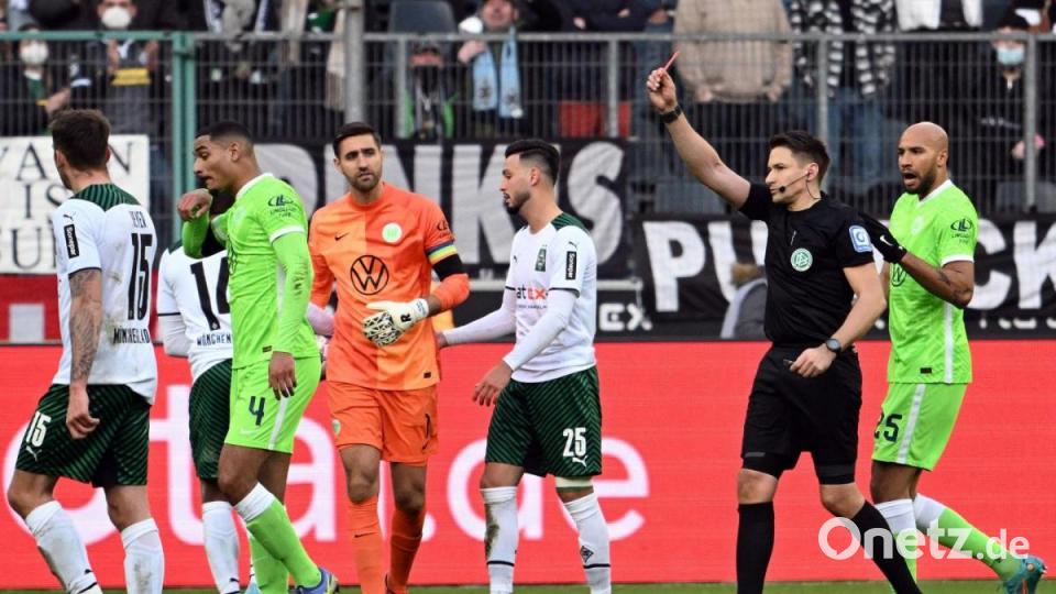 Schiedsrichter Tobias Reichel (2.v.r.) zeigt Wolfsburgs Maxence Lacroix (2.v.l.) die rote Karte. Bild: Federico Gambarini/dpa