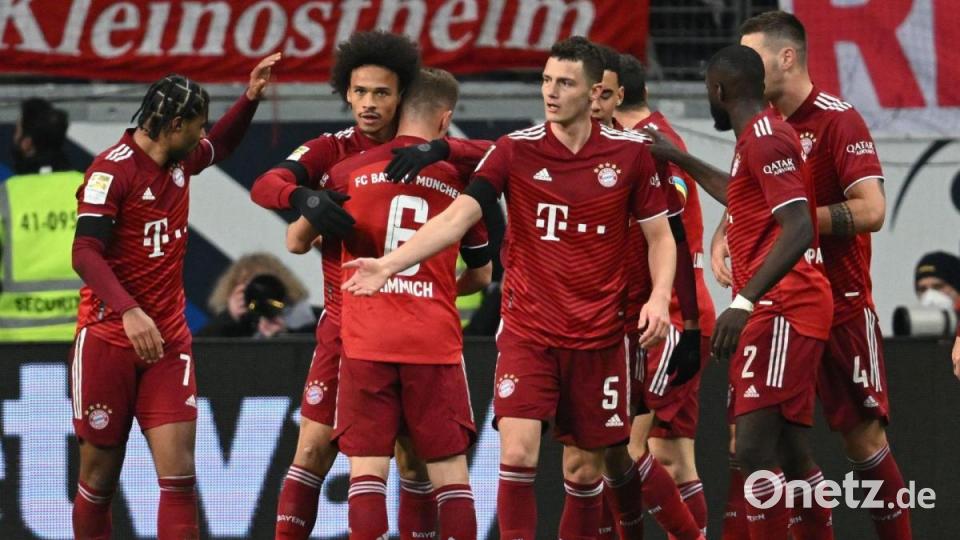 Münchens Spieler freuen sich mit Leroy Sané (2.v.l.), dem Torschützen des 1:0. Bild: Arne Dedert/dpa