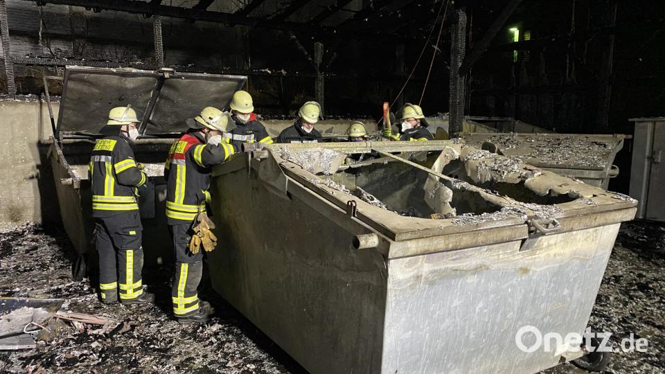Ein Großbrand in Bad Kötzting zerstörte am Donnerstag, den 3. März 2022 eine der beiden Hallen des Bad Kötztinger Recyclinghofes. Bild: Feuerwehr Landkreis Cham