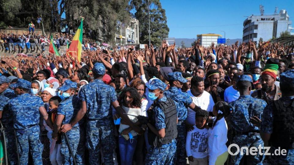 Äthiopier versammeln sich in der Hauptstadt Addis Abeba, um den Adwa Victory Day zu feiern. Der nationale Feiertag erinnert an den Tag, an dem die äthiopischen Streitkräfte 1896 die italienischen Truppen besiegten. Bild: --/AP/dpa
