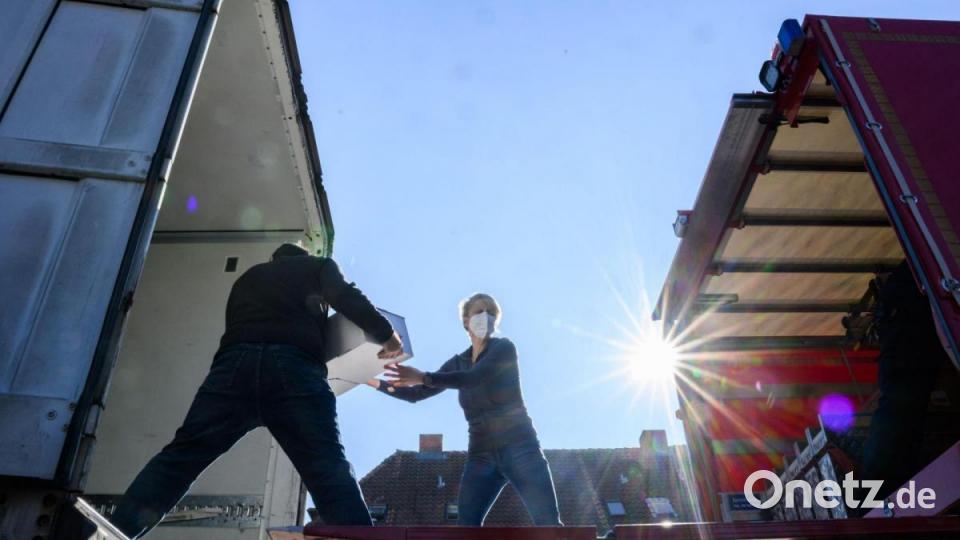 Helfer packen Medikamente und anderen Hilfsgüter von einem LKW der Freiwilligen Feuerwehr Seelze auf einen LKW vor der ukrainisch-katholischen Kirche St. Wolodymyr in Hannover. Bild: Julian Stratenschulte/dpa