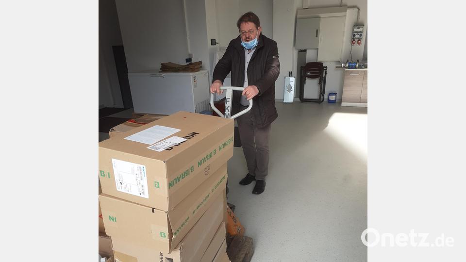 Alle Hände voll zu tun haben die Mitglieder des Lions-Clubs. Mitglied Bernhard Schön, Seniorchef des Liebensteiner Kartonagenwerks, stellt nicht nur Lagerraum und Transportfahrzeuge zur Verfügung, sondern packt auch selbst mit an. Bild: Franz Göhl