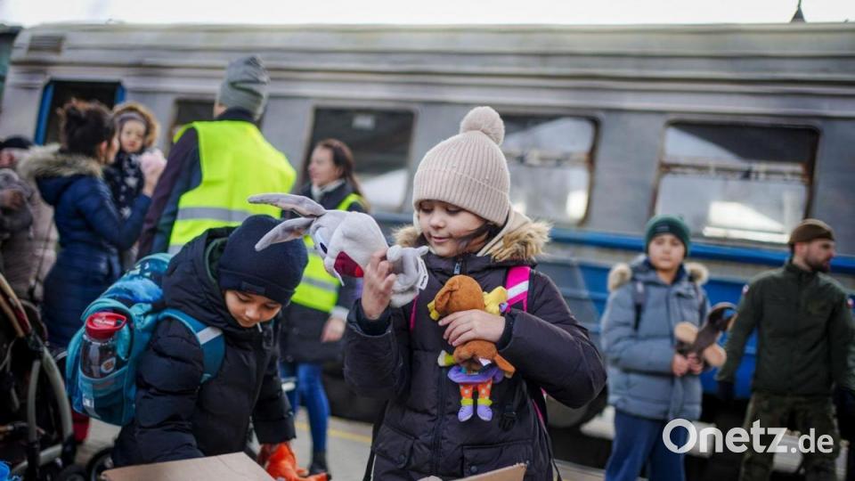 Ein Kind sucht sich im Bahnhof von Przemysl in der Nähe des ukrainsch-polnischen Grenzübergangs Stofftiere am Bahnsteig aus. Das Kind ist zuvor mit dem Zug aus Kiew angekommen. Hier kommen täglich zahlreiche Menschen an, die vor dem Krieg in der Ukraine fliehen. Bild: Kay Nietfeld/dpa