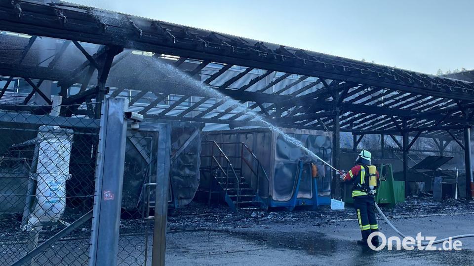 Ein Großbrand in Bad Kötzting zerstörte am Donnerstag, den 3. März 2022 eine der beiden Hallen des Bad Kötztinger Recyclinghofes. Bild: Feuerwehr Landkreis Cham