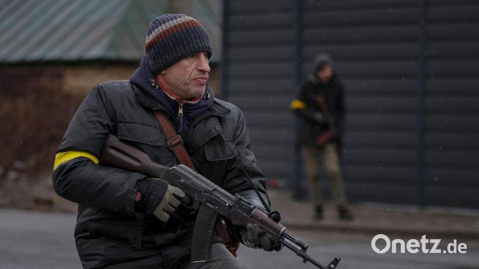 Trotz massiver Militärschläge seitens Russlands auf die Hauptstadt geben die Ukrainer nicht auf und verteidigen ihre Heimat, wie hier in Gorenka außerhalb von Kiew: Mitglieder des Zivilschutzes gehen in Stellung, als sich ein Fahrzeug dem Kontrollpunkt nähert. Bild: Vadim Ghirda/AP/dpa