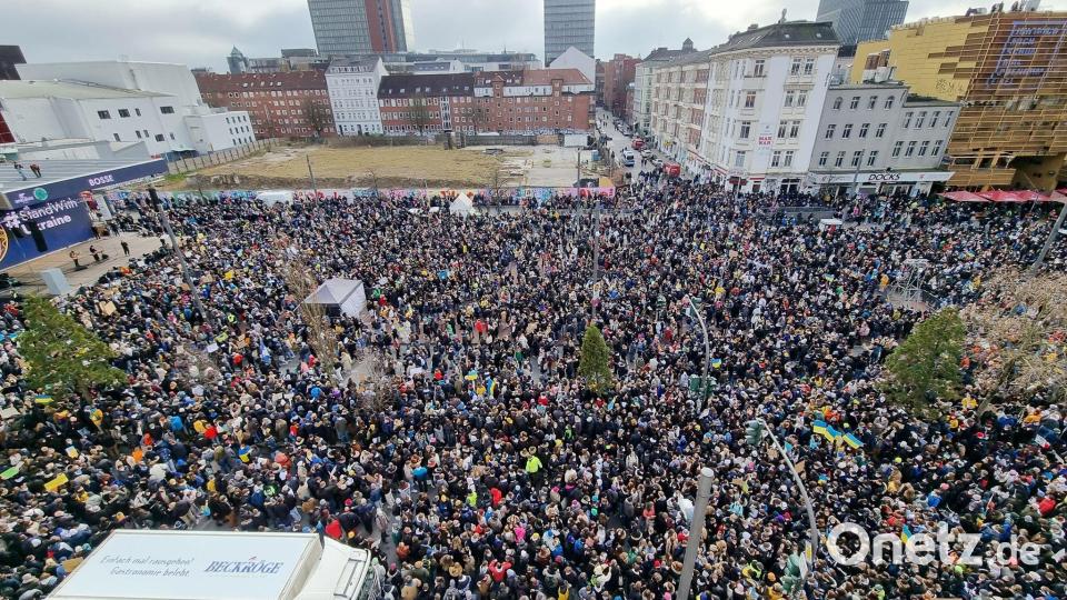 Mehrere tausend Demonstranten stehen bei einer Kundgebung auf dem Spielbudenplatz und der Reeperbahn im Stadtteil St. Pauli zusammen. Bild: Bodo Marks/dpa