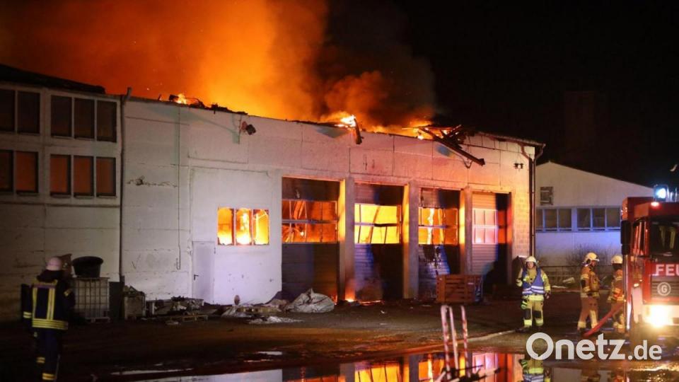 Einsatzkräfte der Feuerwehr löschen ein Gebäude in einer Schweinemastanlage in Sachsen-Anhalt. Bild: Matthias Bein/dpa-Zentralbild/dpa