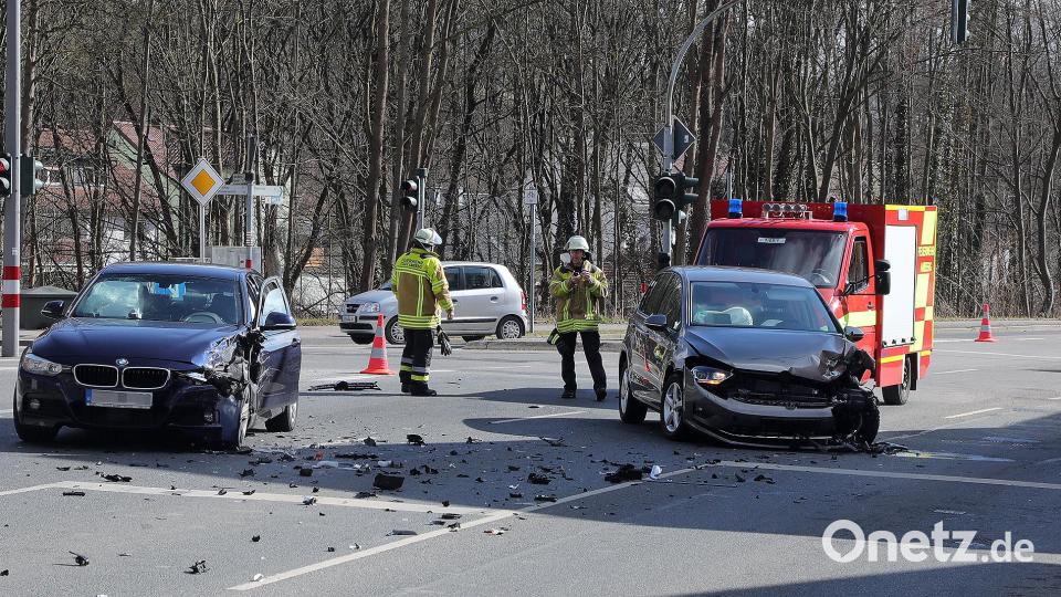 In der Sulzbacher Straße kollidierten am Freitagmittag zwei Autos. Bild: Wolfgang Steinbacher