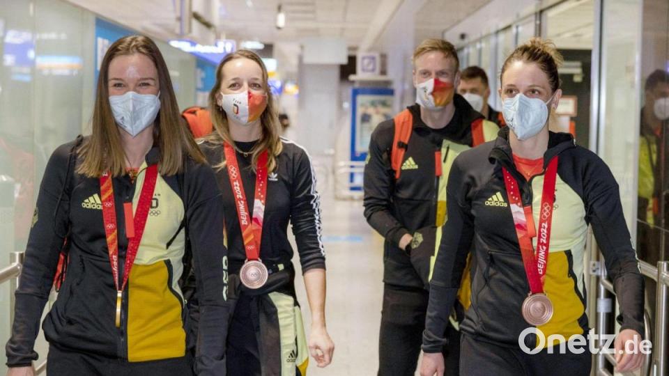 Denise Herrmann, Franziska Preuß, Roman Rees und Vanessa Hinz (l-r) kommen nach den Winterspielen am Frankfurter Flughafen an. Bild: Helmut Fricke/dpa