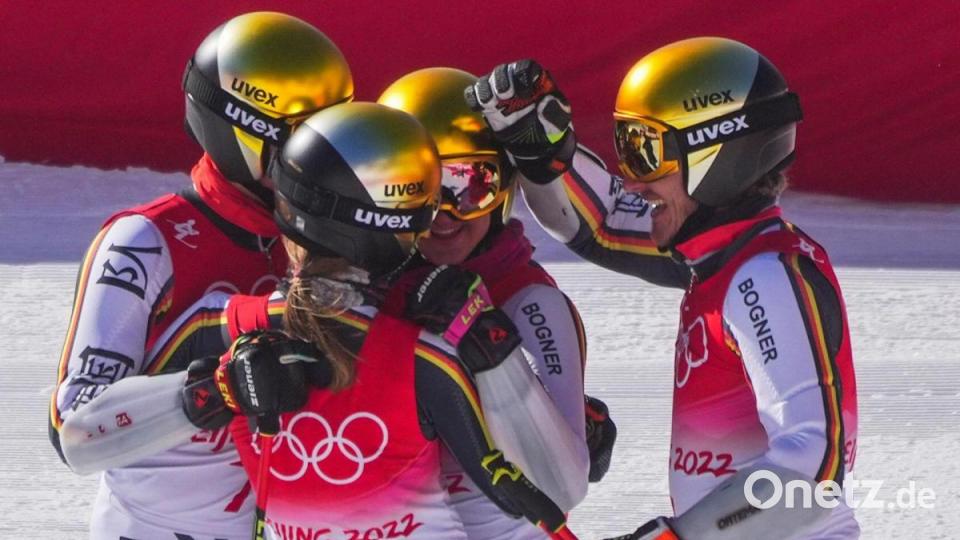 Das deutsche Team jubelt über die Silbermedaille. Bild: Michael Kappeler/dpa