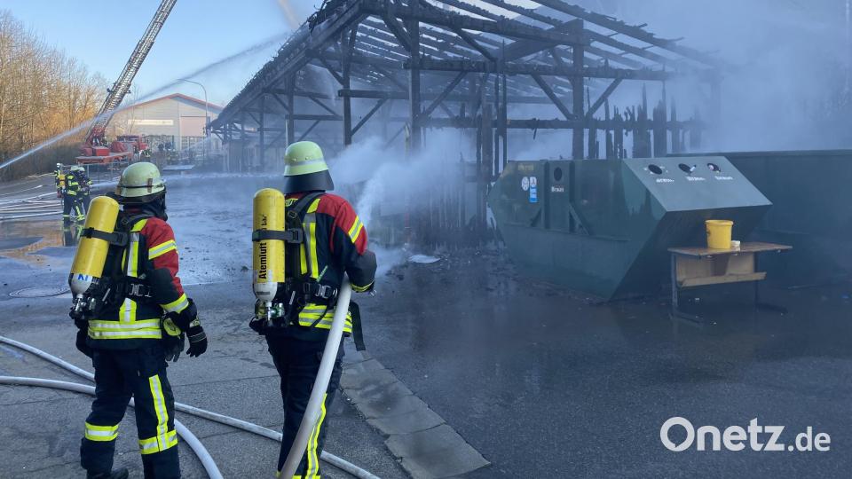 Ein Großbrand in Bad Kötzting zerstörte am Donnerstag, den 3. März 2022 eine der beiden Hallen des Bad Kötztinger Recyclinghofes. Bild: Feuerwehr Landkreis Cham