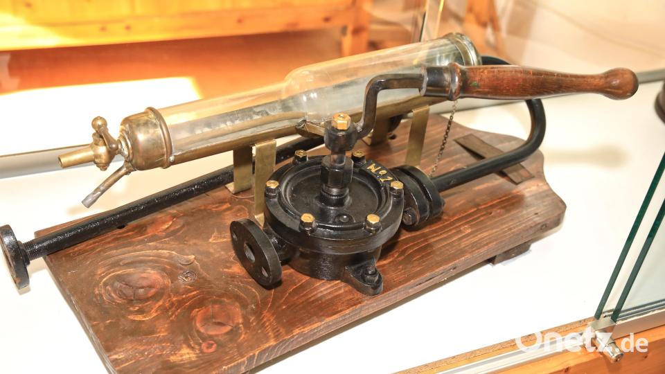 Im Museum gibt´s auch eine Handbenzinpumpe aus früher Zeit. Bild: njn