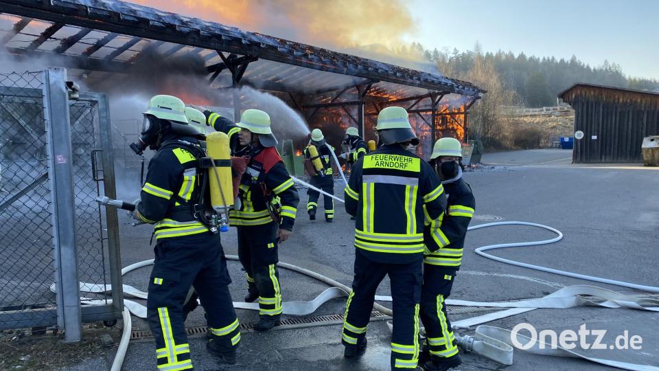 Ein Großbrand in Bad Kötzting zerstörte am Donnerstag, den 3. März 2022 eine der beiden Hallen des Bad Kötztinger Recyclinghofes. Bild: Feuerwehr Landkreis Cham