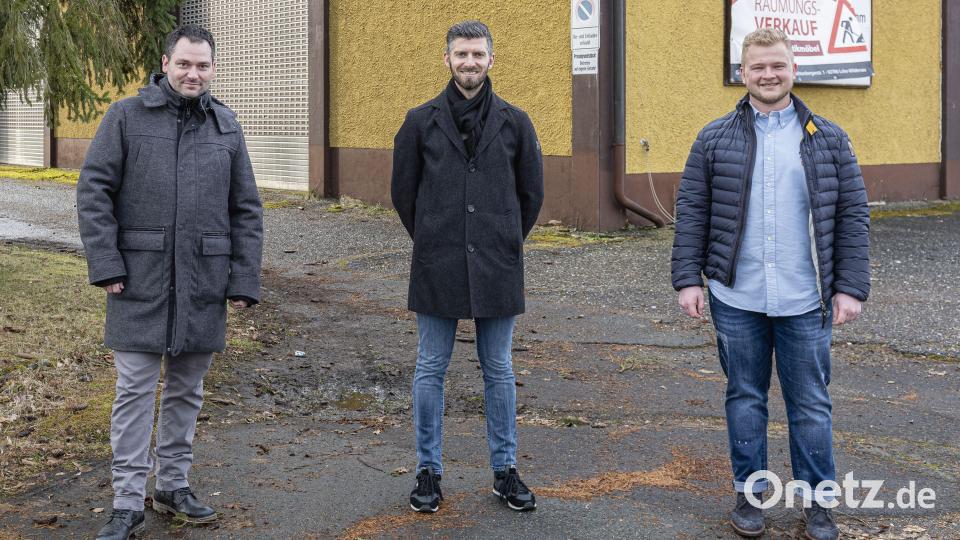 Das Geschäft ist perfekt: Bürgermeister Sebastian Hartl (von links) freut sich, dass die Ziegler-Group um Geschäftsführer Andreas Sandner die Flächen im Ortsteil Luhe von Nils Schaefflers IBS Projects GmbH gekauft hat, um dort Wohnbebauung zu realisieren. Bild: Ziegler-Group