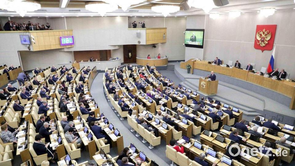 Das Parlament in Moskau. In Russland drohen für die Verbreitung angeblicher Falschinformationen über die russischen Streitkräfte künftig hohe Geldstrafen und bis zu 15 Jahre Haft. Bild: -/Russian State Duma/dpa